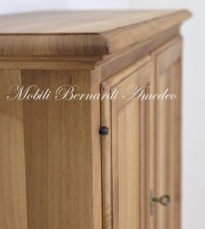 Mobile dispensa realizzato in legno massello di noce colore chiaro